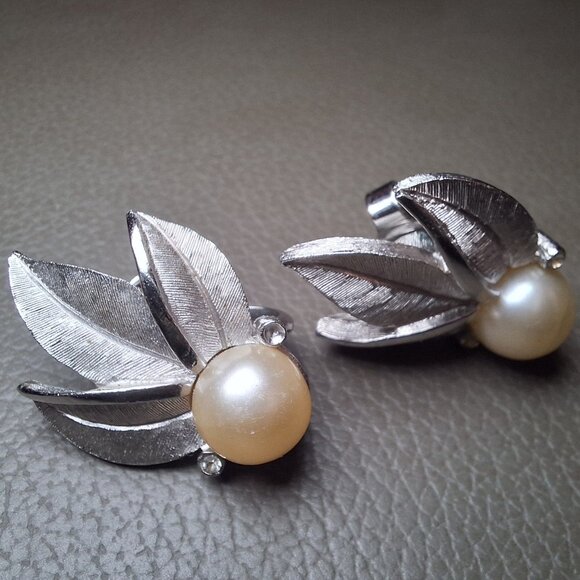 Trifari Clip On Earrings Silver Tone Leaf Faux Pearl Rhinestone Leaf Spray - Picture 2 of 4